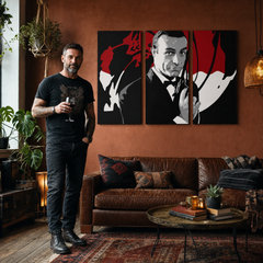 Ručno oslikana POP Art slika James Bond 3 dijela bond2 – slika u modernom muškom enterijeru, lifestyle vizualizacija. Dominantne boje: crna, crvena, bijela.