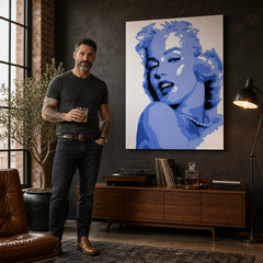 Ručno oslikana POP Art slika Marilyn Monroe 1 komad pon – slika u modernom muškom enterijeru, lifestyle vizualizacija. Dominantne boje: plava, bijela, crna.