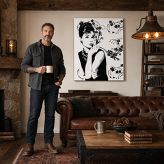 Ručno oslikana POP Art slika Popust -15% Audrey Hepburn ah4 – slika u modernom muškom enterijeru, lifestyle vizualizacija. Dominantne boje: crna, bijela, siva.
