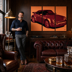 Ručno oslikana POP Art slika PORSCHE 911, 3 dijela, por – slika u modernom muškom enterijeru, lifestyle vizualizacija. Dominantne boje: narandžasta, crvena, crna.