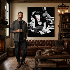 Ručno oslikana POP Art slika PULP FICTION 1 komad pulp6 – slika u modernom muškom enterijeru, lifestyle vizualizacija. Dominantne boje: crna, bijela, crvena.