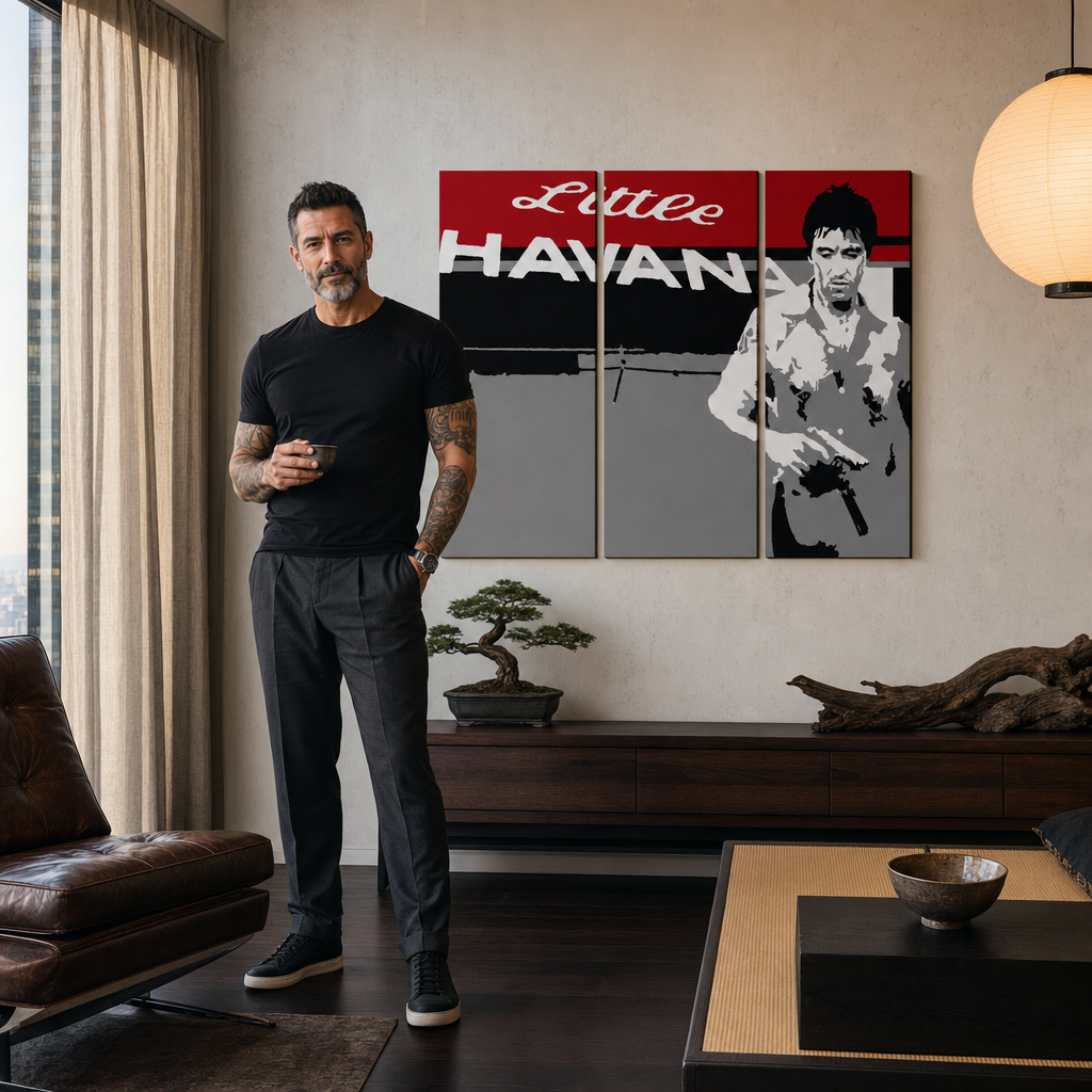 Ručno oslikana POP Art slika Scarface - AL PACINO 3 dijela al39 – slika u modernom muškom enterijeru, lifestyle vizualizacija. Dominantne boje: crvena, crna, siva, bijela.