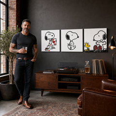 Ručno oslikana POP Art slika SNOOPY od 3 dijela Snoopyja – slika u modernom muškom enterijeru, lifestyle vizualizacija. Dominantne boje: crna, crvena, žuta.