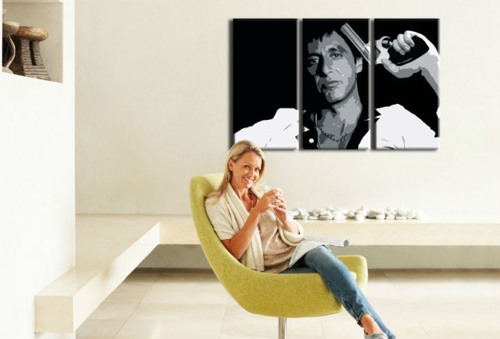Pop art slika na platnu s motivom AL PACINO, priroda u bijelo-sivih nijansama okačena u enterijeru dnevnog boravka, intenzivna atmosfera, filmski svijet i snaga i moć – enterijer