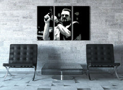 Pop art slika na platnu s motivom Big Lebowski u bijelo-sivih nijansama okačena u enterijeru dnevnog boravka, intenzivna atmosfera, snaga i moć | Ručno slikan POP Art slika Big Lebowski – enterijer, pogled 2