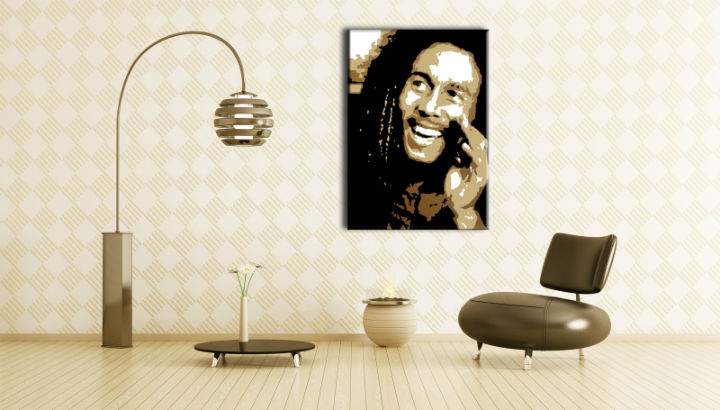 Ručno slikan slika na platnu s motivom Bob Marley u crno-bijelih nijansama okačena u enterijeru dnevnog boravka, radosna atmosfera | Ručno slikan POP Art slika Bob Marley – enterijer