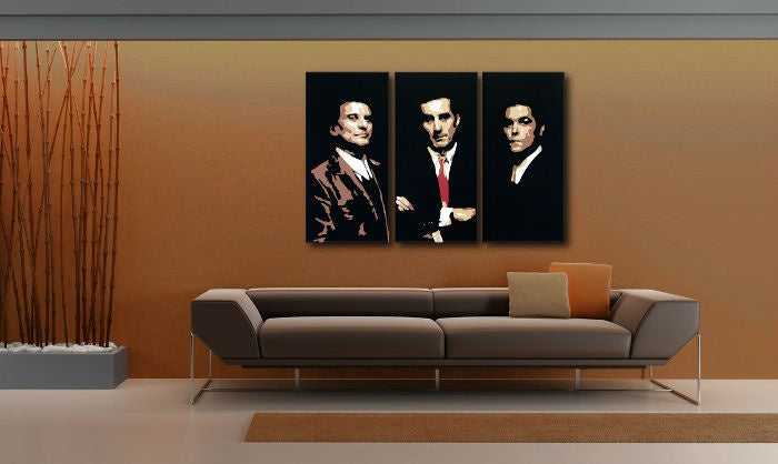Pop art slika na platnu s motivom Goodfellas u bijelo-smeđih nijansama okačena u enterijeru dnevnog boravka, ikonografija | Ručno slikan POP Art slika Goodfellas – enterijer
