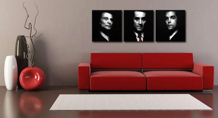 Pop art slika na platnu s motivom Goodfellas u bijelo-sivih nijansama okačena u enterijeru kancelarije, dramatična atmosfera | Ručno slikan POP Art slika Goodfellas – enterijer
