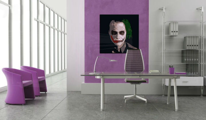 Pop art slika na platnu s motivom JOKER, mapa u ljubičasto-sivih nijansama okačena u enterijeru kancelarije | Ručno slikan POP Art slika JOKER – enterijer
