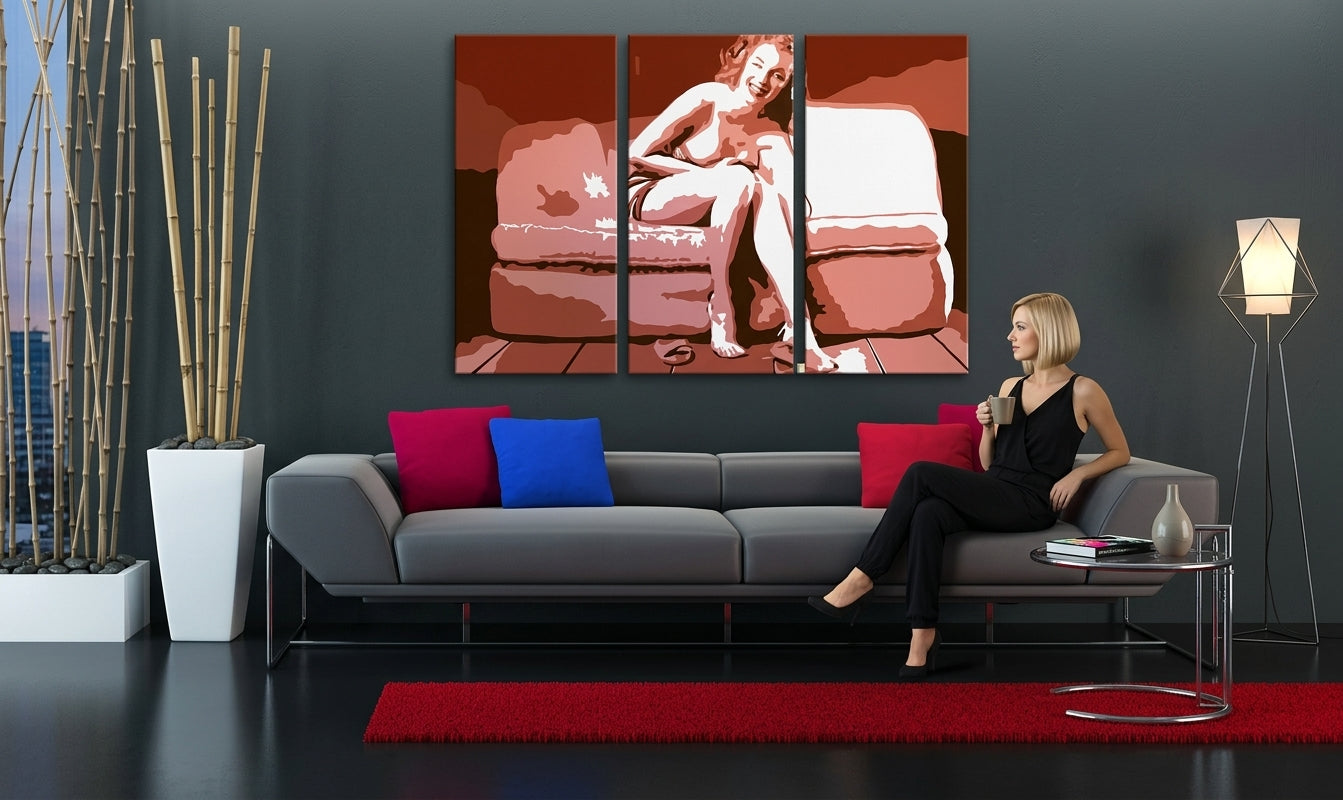 Pop art slika na platnu s motivom Marilyn Monroe u bež-smeđih nijansama okačena u enterijeru dnevnog boravka | Ručno slikan POP Art slika Marilyn Monroe – enterijer