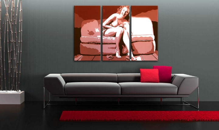 Pop art slika na platnu s motivom Marilyn Monroe u bež-smeđih nijansama okačena u enterijeru dnevnog boravka | Ručno slikan POP Art slika Marilyn Monroe – enterijer, pogled 2