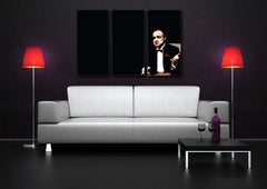 Pop art slika na platnu s motivom Marlon Brando, priroda u crnih nijansama okačena u enterijeru dnevnog boravka, dramatična atmosfera, snaga i moć i elegancija – enterijer, pogled 2