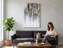 Ručno slikan slika na platnu s motivom šuma u bijelo-sivih nijansama okačena u enterijeru kancelarije, elegantna atmosfera, priroda i minimalizam – enterijer