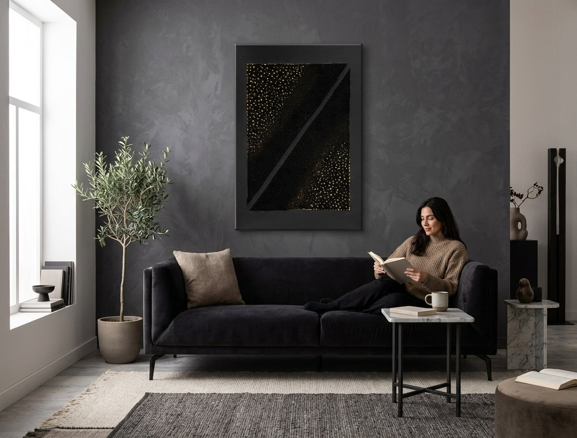 Ručno slikan slika na platnu s motivom apstraktna tekstura u zlatno-crnih nijansama okačena u enterijeru kancelarije, elegantna atmosfera, luksuzan utisak – enterijer