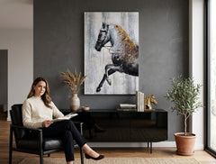 U skandinavskom stilu slika na platnu s motivom KONJ, mapa, priroda u bijelo-bežih nijansama okačena u enterijeru dnevnog boravka, elegantna atmosfera – enterijer