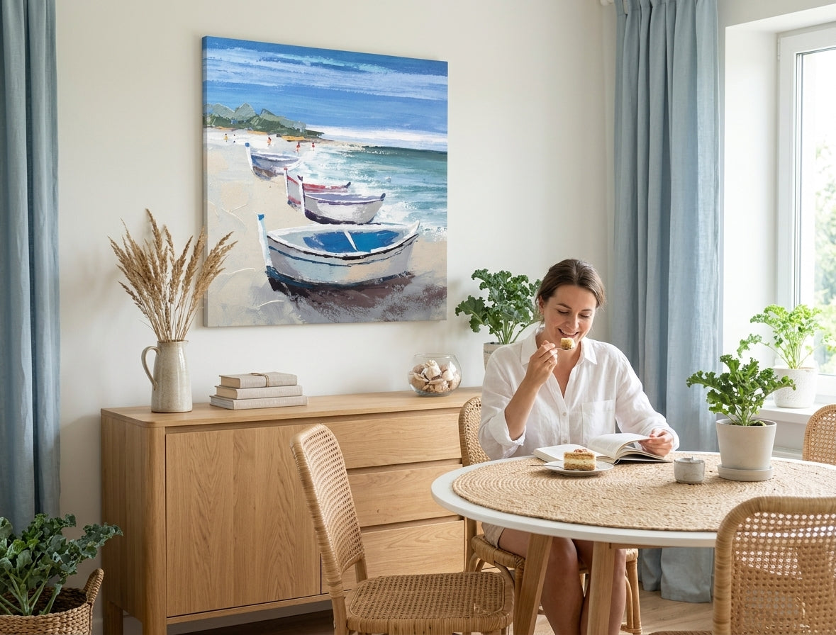 U boho stilu slika na platnu s motivom ČAMCI, plaža, okean, pejzaž, more i plaža u bijelo-bežih nijansama okačena u enterijeru dnevnog boravka | Slikana slika za zid ČAMCI – enterijer