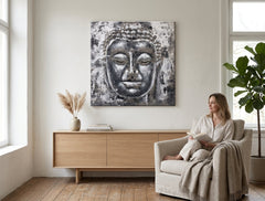 Ručno slikan slika na platnu s motivom BUDHA, Buddha u bijelo-sivih nijansama okačena u enterijeru dnevnog boravka, mirna atmosfera, duhovnost – enterijer