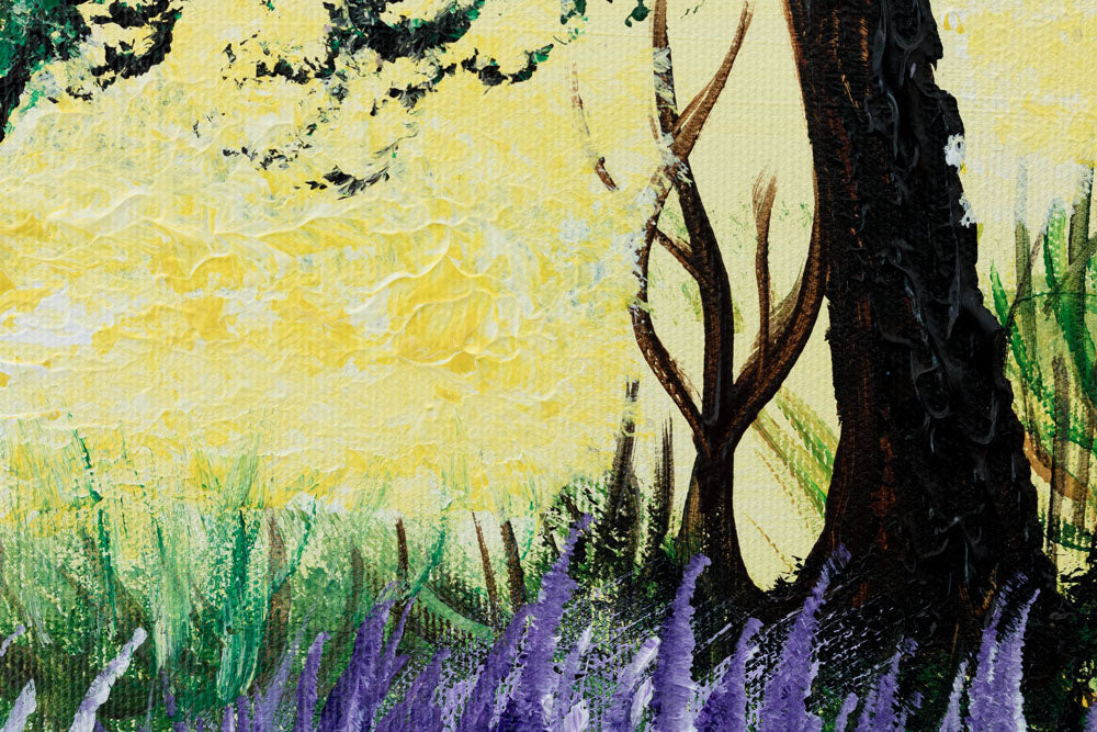U boho stilu slika na platnu s motivom drvo, nebo, oblaci, pejzaž, cvijeće u ljubičasto-plavih nijansama, mirna atmosfera, priroda, pogodan za kuhinje – glavna