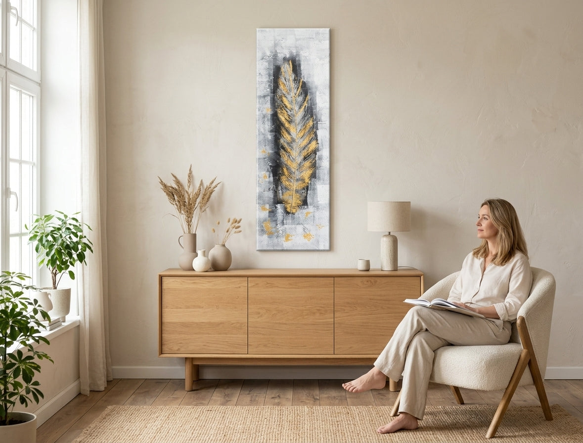 U skandinavskom stilu slika na platnu s motivom LIST, pero, priroda u bijelo-sivih nijansama okačena u enterijeru hodnika, elegantna atmosfera – enterijer