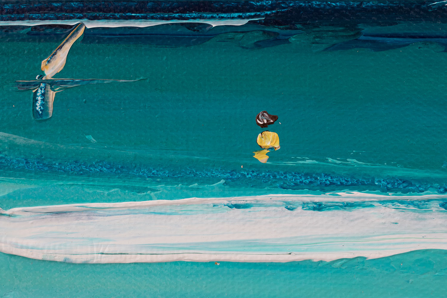 Pop art slika na platnu s motivom plaža, okean, talasi, nebo, more i plaža u bijelo-bežih nijansama, primorski život, pogodan za dnevnog boravka | Slikana slika za zid MORE – proizvod, pogled 4