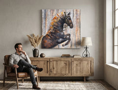 Moderan slika na platnu s motivom KONJ 75x75 cm, konj u smeđih nijansama okačena u enterijeru dnevnog boravka, rustikalna atmosfera, priroda i snaga | Slikana slika za zid KONJ 75x75 cm – enterijer