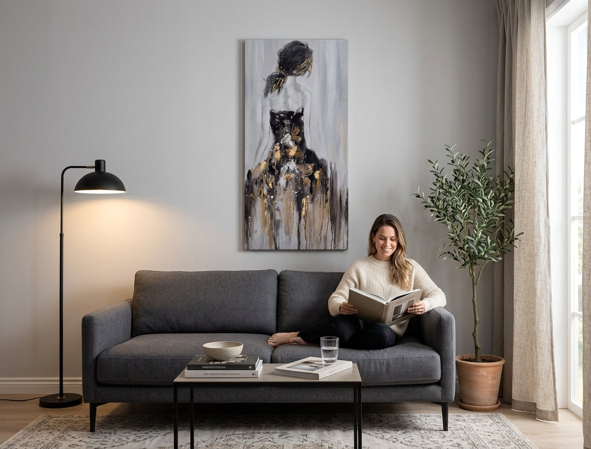 Ručno slikan slika na platnu s motivom ŽENA, pejzaž, priroda u bijelo-sivih nijansama okačena u enterijeru spavaće sobe, elegantna atmosfera, elegancija – enterijer