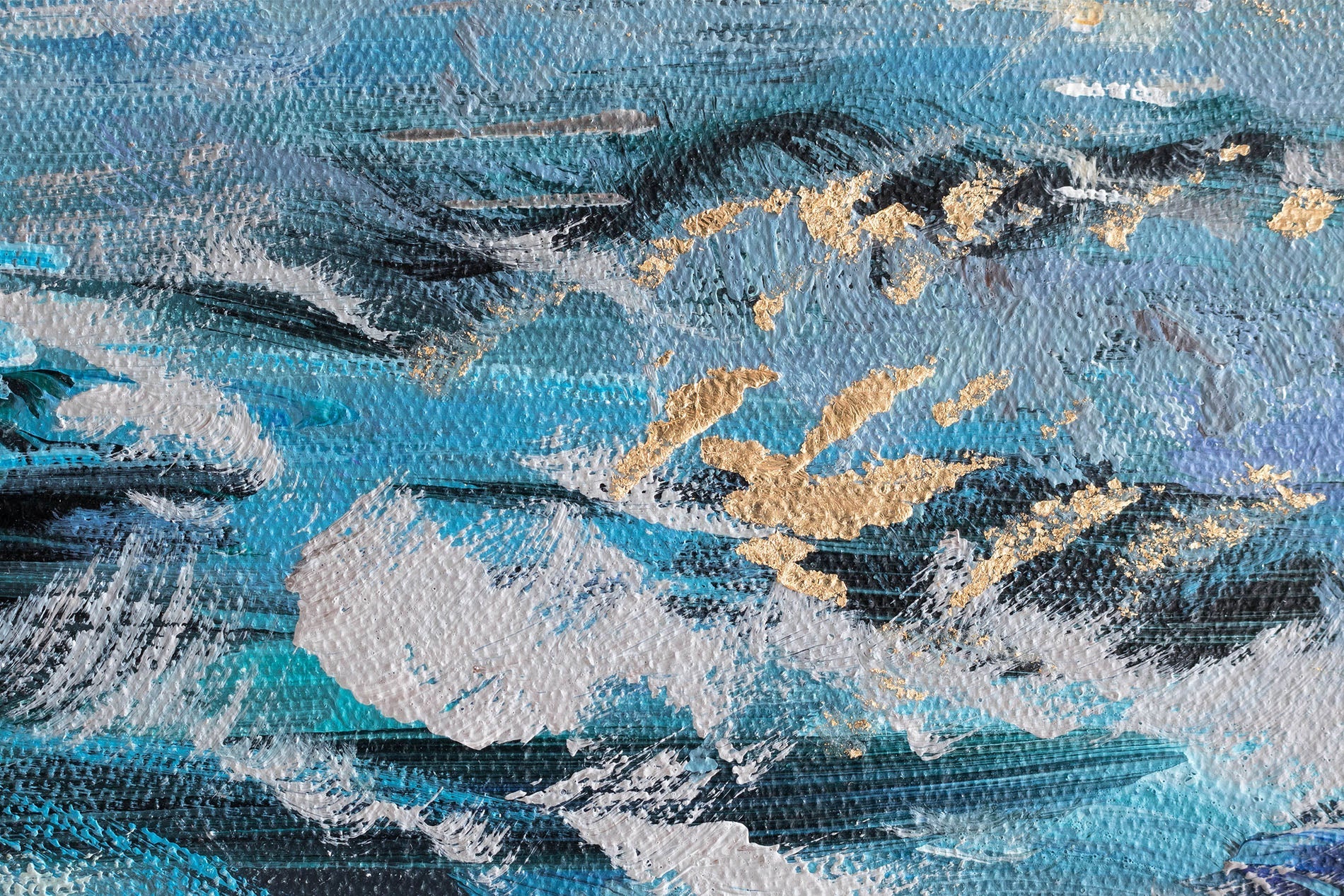 Detaljan prikaz teksture ručno slikane slike Brodovi 70x70 cm. Vidljivi su potezi kista i slojevi boje u nijansama plave, bijele i sive.