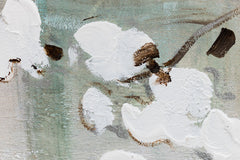 Detaljan prikaz teksture ručno slikane slike cvijeća, 120x80 cm, ističući slojeve boje i poteze kista u nijansama bijele, plave i zelene.