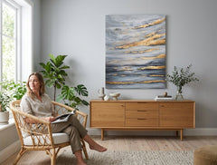 Elegantna ručno slikana slika Nebo 90x110 cm, sa sivim i zlatnim akcentima, savršeno uklopljena u moderan interijer dnevnog boravka.