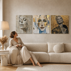 Set od 3 slike Mystická žena Papilora – Božica, Pogled, Samopouzdanje – gallery-wrap platna iznad kauča u elegantnoj dnevnoj sobi