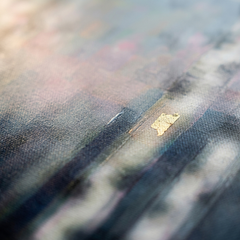Makro detalj ručno oslikanih impasto poteza akrilnom bojom na površini slike, vidljiva tekstura i reljef — Papilora Crafted for Home.