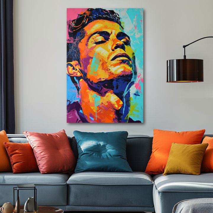 Moderan slika na platnu s motivom Cristiano Ronaldo - Energia víťaza u narandžasto-ljubičastih nijansama, energična atmosfera, slava | Slika Cristiano Ronaldo - Energia víťaza – proizvod
