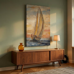 Slika jedrenjak na moru pri zalasku sunca okačena u modernom enterijeru dnevne sobe, iznad drvene konzole sa vazom i svećom.