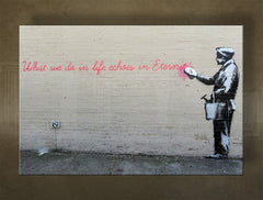 Klasičan slika na platnu s motivom Street ART – Banksy, muškarac u odijelu, pejzaž, more i plaža u ljubičasto-plavih nijansama, kontemplativna atmosfera – glavna