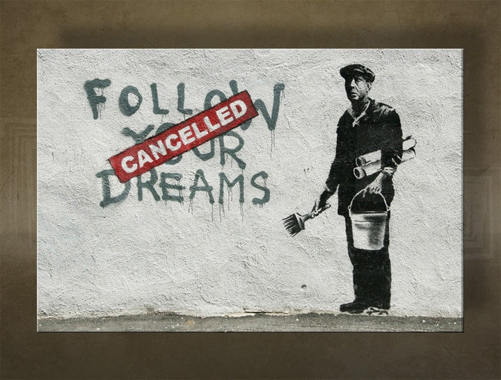 U boho stilu slika na platnu s motivom Street ART – Banksy, grafiti, pejzaž, more i plaža u ljubičasto-plavih nijansama, višedijelna izvedba – glavna