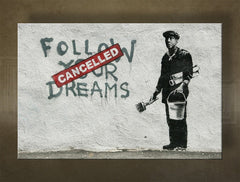 U boho stilu slika na platnu s motivom Street ART – Banksy, grafiti, pejzaž, more i plaža u ljubičasto-plavih nijansama, višedijelna izvedba – glavna