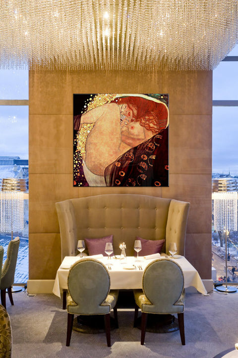 Geometrijski slika na platnu s motivom DANAE – Gustav Klimt, religiozni motiv u zlatnih nijansama okačena u enterijeru restorana, romantična atmosfera – enterijer