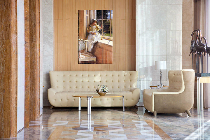 Vintage slika na platnu s motivom SUNSHINE - Lawrence Alma-Tadema, okno, ba��ta, šešir, mapa u višebojnih nijansama okačena u enterijeru dnevnog boravka – enterijer
