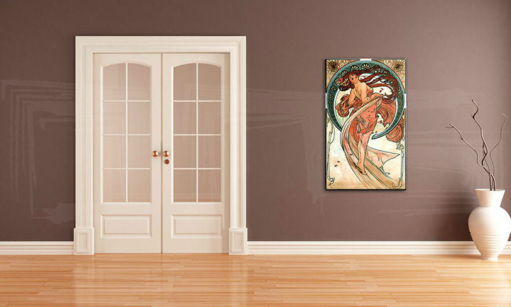 Geometrijski slika na platnu s motivom TANEC – Alfons Mucha, priroda u plavo-zlatnih nijansama okačena u enterijeru hodnika, elegantna atmosfera – enterijer