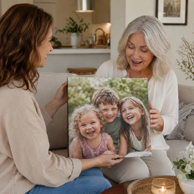 Baka drži kvadratnu fotosliku s unucima – personalizirani poklon na platnu