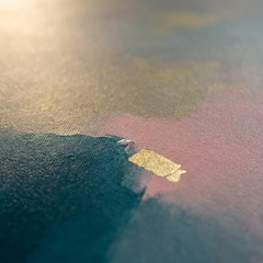 Makro detalj ručno oslikanih impasto poteza akrilnom bojom na površini slike, vidljiva tekstura i reljef — Papilora Crafted for Home.