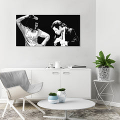 Pop art slika na platnu s motivom Pulp Fiction, muškarac u odijelu, priroda u bijelo-crnih nijansama, dramatična atmosfera, pogodan za kancelarije – glavna