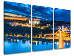 Klasičan slika na platnu s motivom SLOVAČKA, zamak, rijeka, most, zalazak sunca u plavo-zlatnih nijansama, mirna atmosfera, gradski život, trodijelna izvedba – glavna