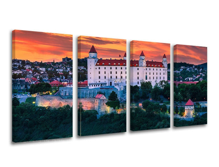 Pop art slika na platnu s motivom SLOVAČKA, zamak, nebo, drveće, arhitektura u bijelo-narandžastih nijansama, mirna atmosfera, višedijelna izvedba – glavna