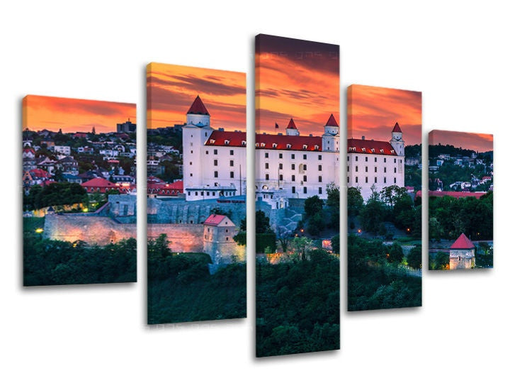 Klasičan slika na platnu s motivom SLOVAČKA, zamak, zalazak sunca, panorama grada, drveće u bijelih nijansama, mirna atmosfera, višedijelna izvedba – glavna