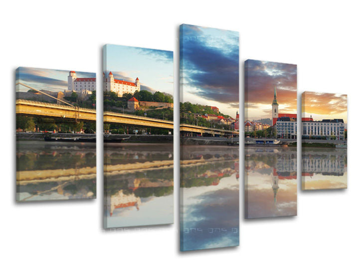 Klasičan slika na platnu s motivom SLOVAČKA, zamak, rijeka, most, arhitektura u plavo-zelenih nijansama, mirna atmosfera, višedijelna izvedba – glavna