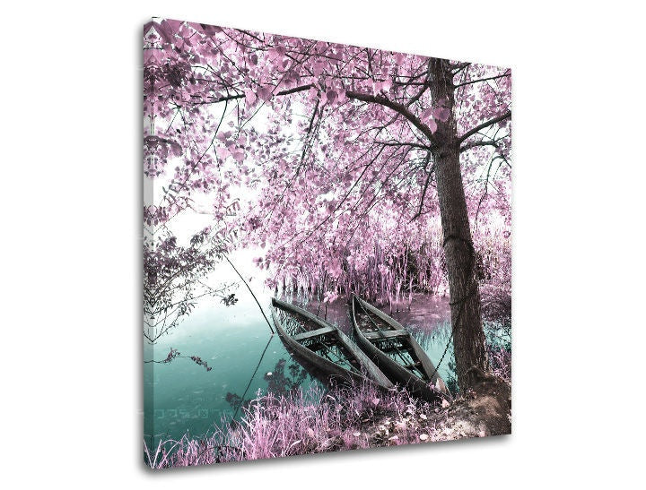 U boho stilu slika na platnu s motivom drveće, pejzaž, cvijeće, priroda u ružičastih nijansama, mirna atmosfera, priroda i samoća, pogodan za spavaće sobe – glavna