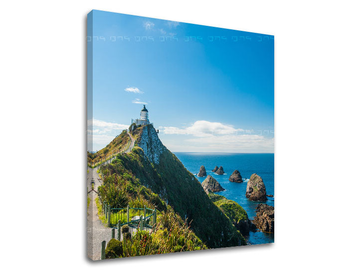 U boho stilu slika na platnu s motivom KRAJINA, svetionik, okean, nebo, more i plaža u bijelo-plavih nijansama, mirna atmosfera, pogodan za kancelarije – proizvod