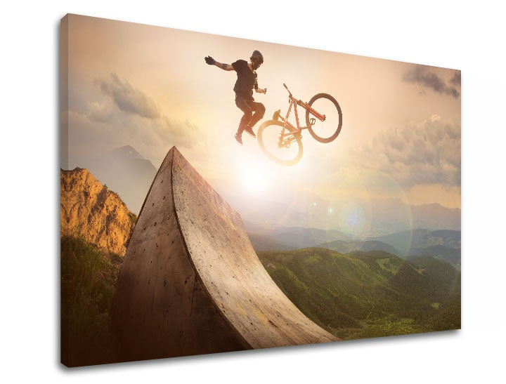 Klasičan slika na platnu s motivom CYKLISTIKA, planine, nebo, inspirativni motiv, pejzaž u narandžasto-zelenih nijansama, energična atmosfera, pogodan za kancelarije – glavna
