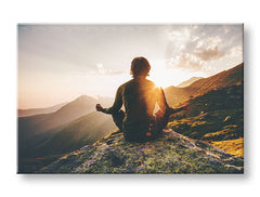 Klasičan slika na platnu s motivom JOGA, planine, sunce, nebo, inspirativni motiv u narandžasto-zlatnih nijansama, mirna atmosfera, pogodan za dnevnog boravka – glavna